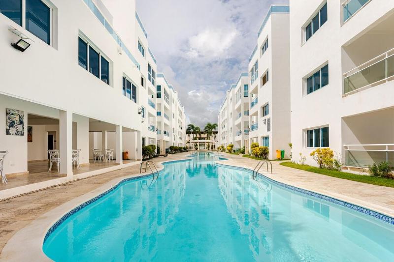 Steps to the Beach Modern Apartment - image 24