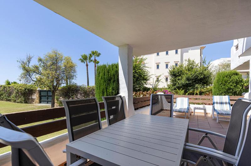 Stylish apartment with sea view - image 44