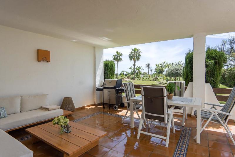 Stylish apartment with sea view - image 31