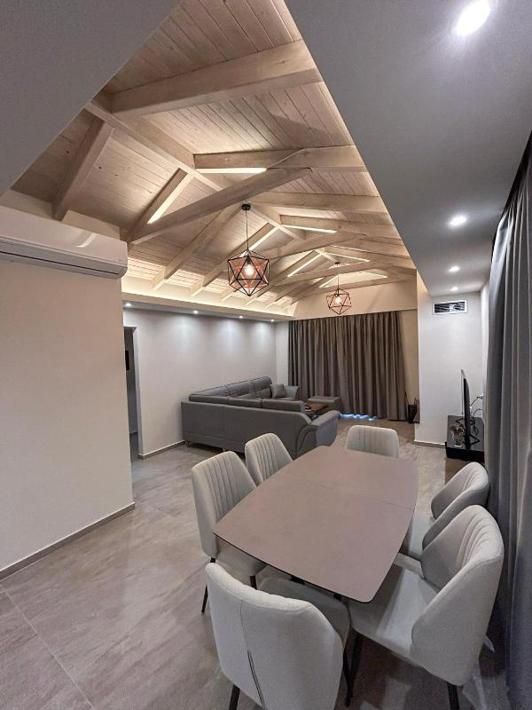 Golden View Berat 3BR Apartment with Castle View & Parking - image 2