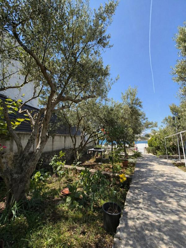 Beachfront apartment with direct access to Lozica beach - image 7