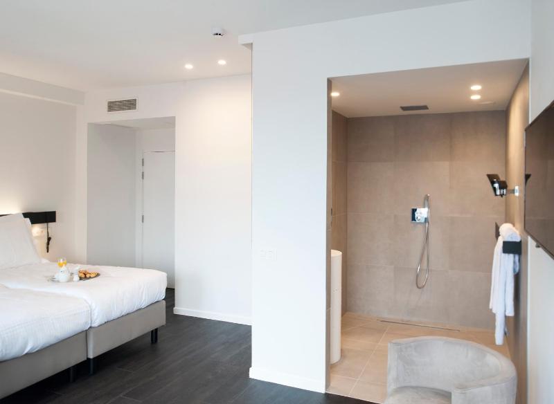 Superior Triple Room image 4