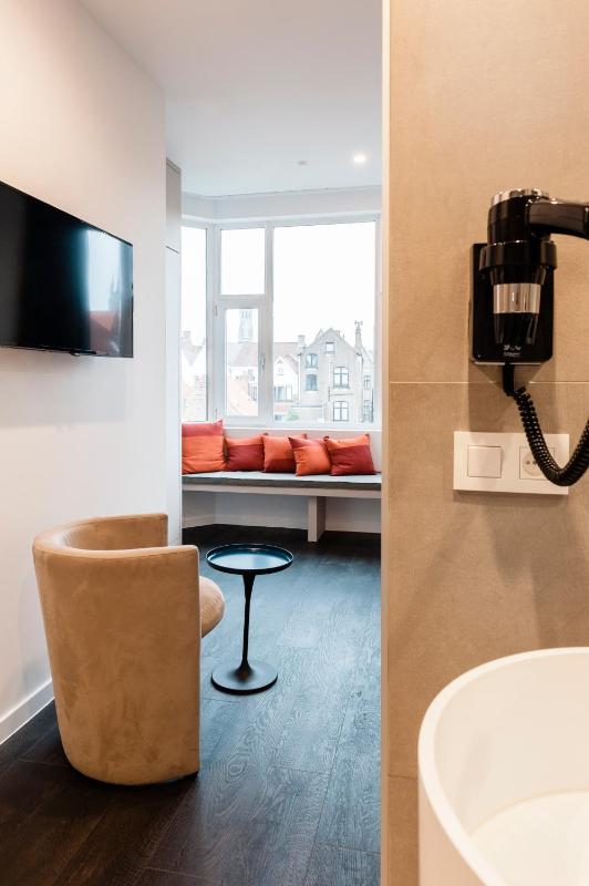 Superior Triple Room image 3