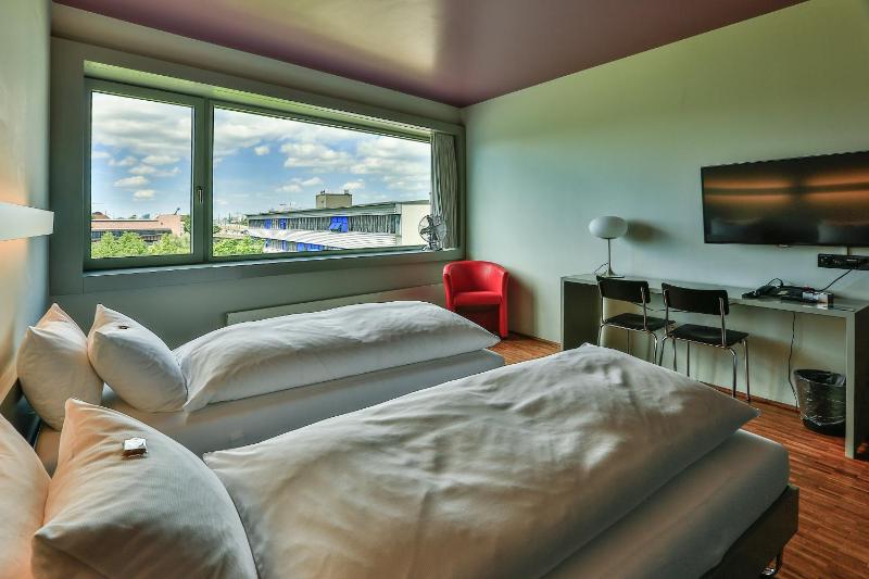 Design Twin Room image 2