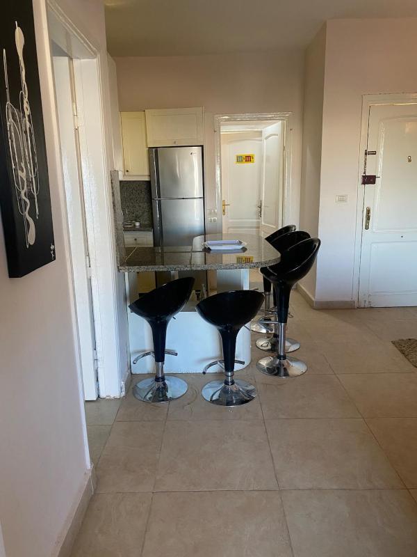 Spacious 2BR Pool-View Apartment in Hadaba - image 12