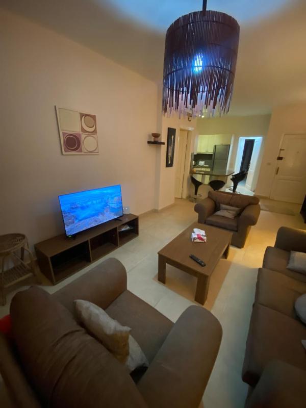 Spacious 2BR Pool-View Apartment in Hadaba - image 4