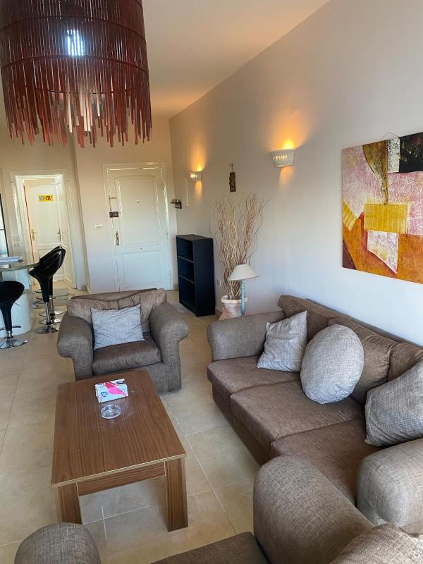 Spacious 2BR Pool-View Apartment in Hadaba - image 7