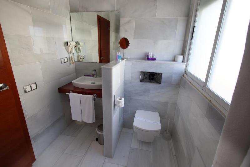 Superior Twin Room with Sea View image 4