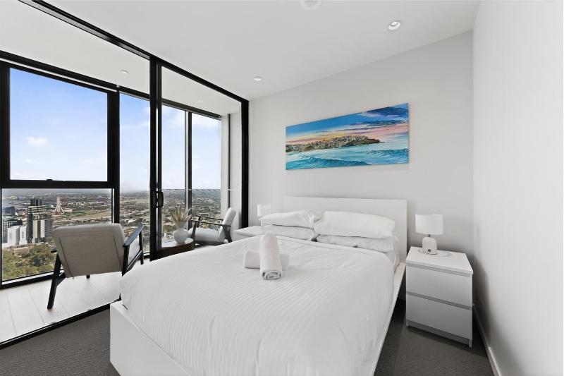 City-View 1-Bed Retreat Near Queen Vic - image 14