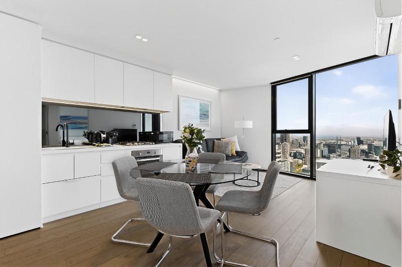 City-View 1-Bed Retreat Near Queen Vic - image 4