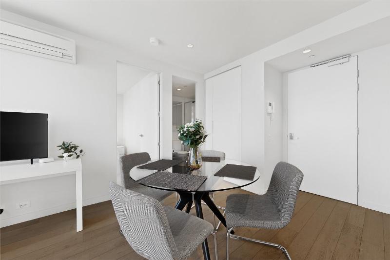City-View 1-Bed Retreat Near Queen Vic - image 9