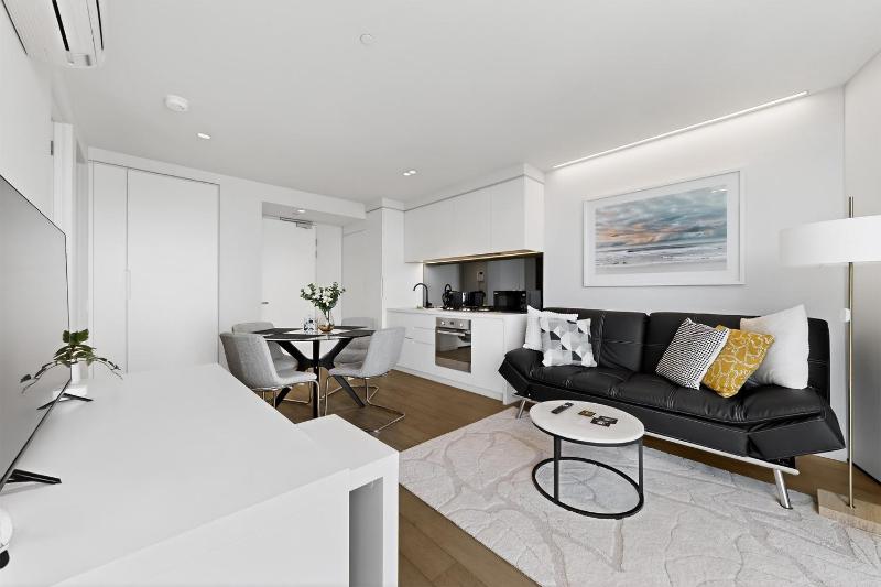 City-View 1-Bed Retreat Near Queen Vic - image 7