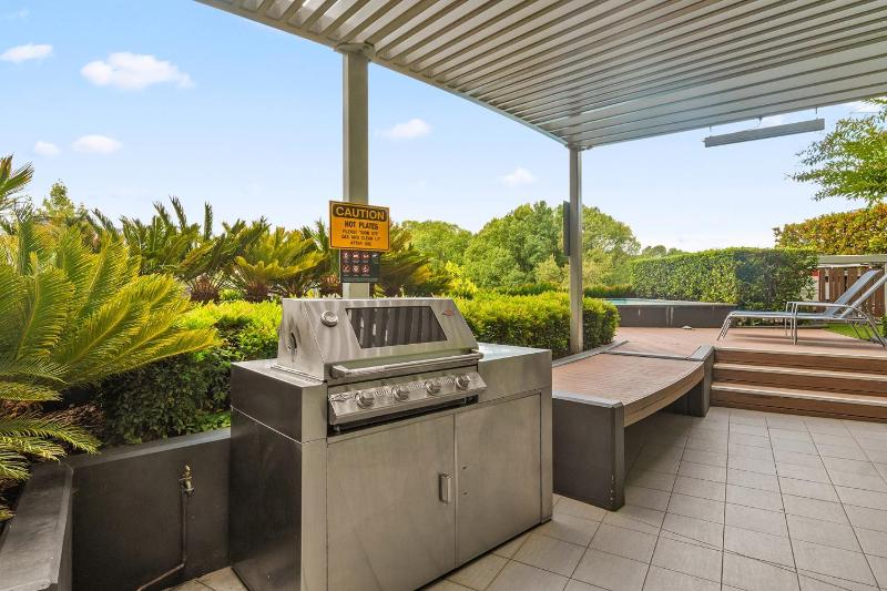 Stylish 1-Bed in CBD with Secure Underground Parking - image 1