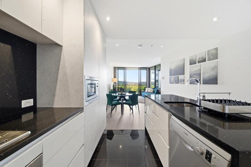 Stylish 1-Bed in CBD with Secure Underground Parking - image 3
