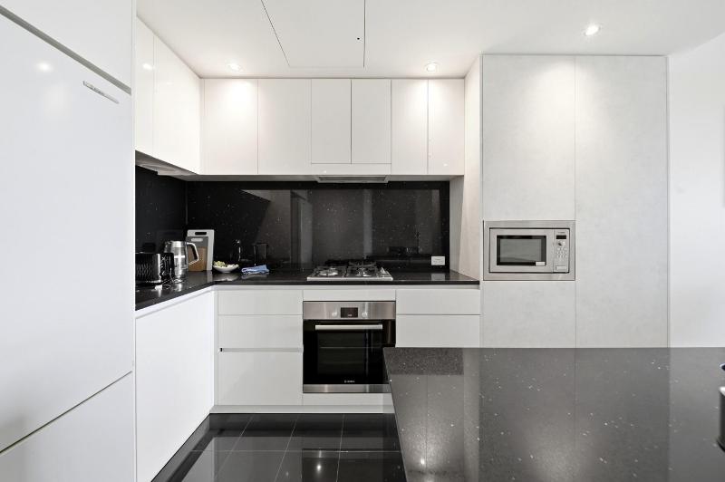 Stylish 1-Bed in CBD with Secure Underground Parking - image 15