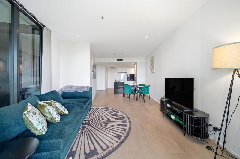 Stylish 1-Bed in CBD with Secure Underground Parking - image 2