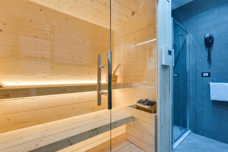 Suite with Sauna image 3