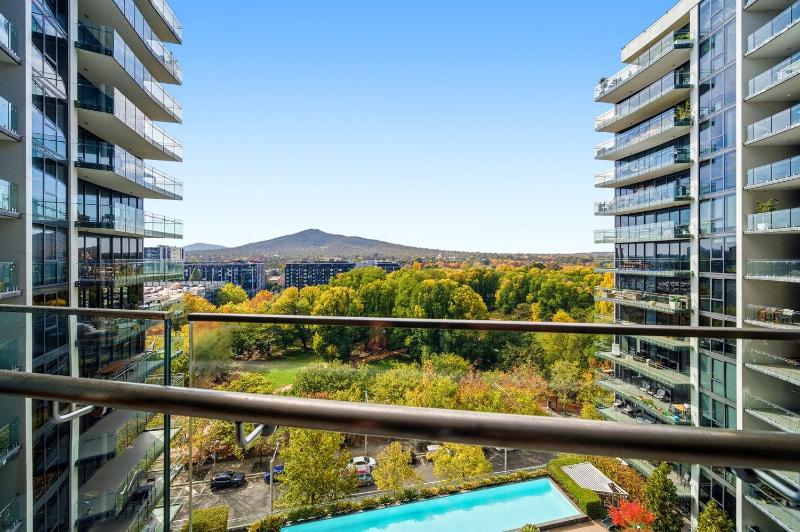 Stylish 1-Bed in CBD with Secure Underground Parking - image 5