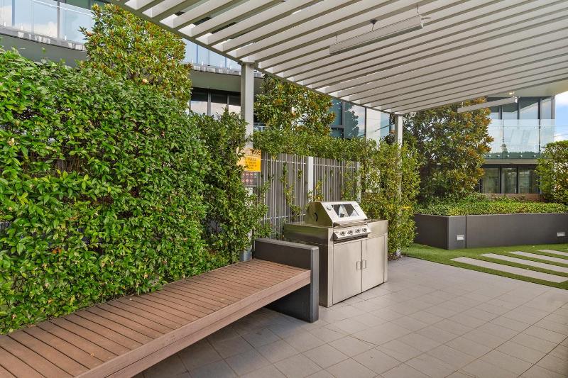 Stylish 1-Bed in CBD with Secure Underground Parking - image 16
