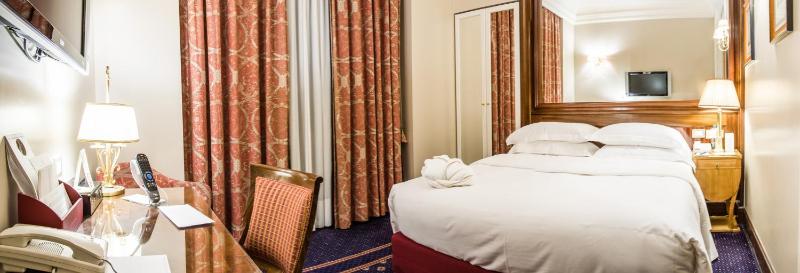 Small Double Room image 4