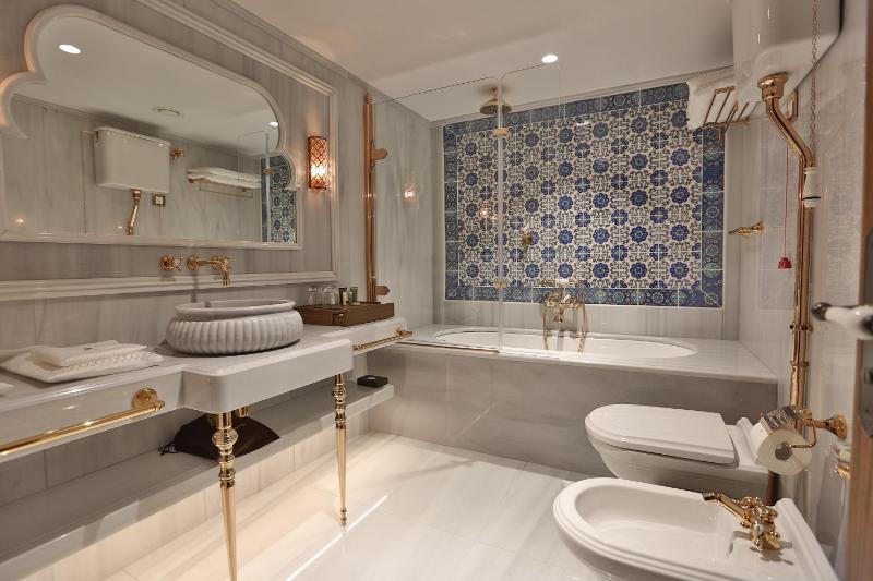 Deluxe Double Room with Street View image 2