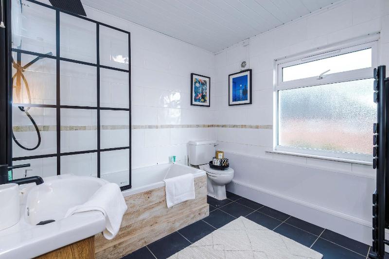 4BR Home in Chester for large groups - image 9