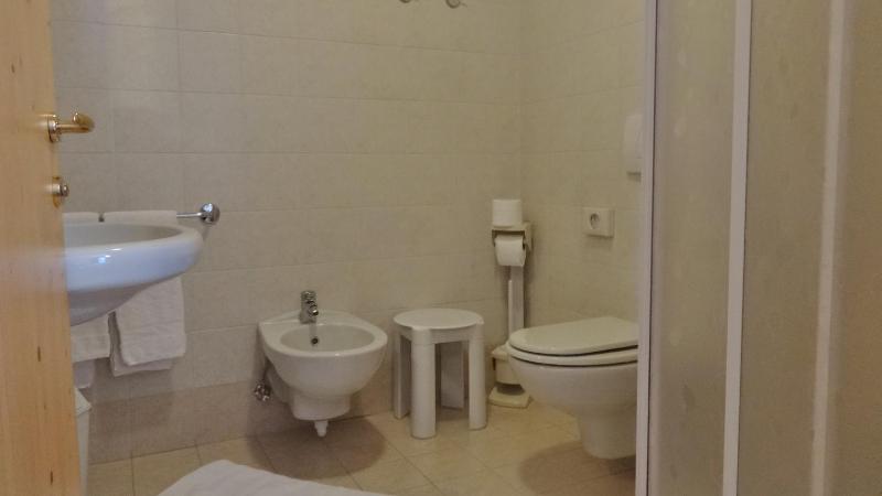 Standard Twin Room image 4