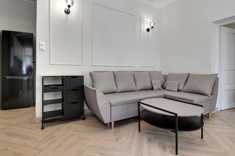 RentPlanet - Apartament Komuny Paryskiej - image 12