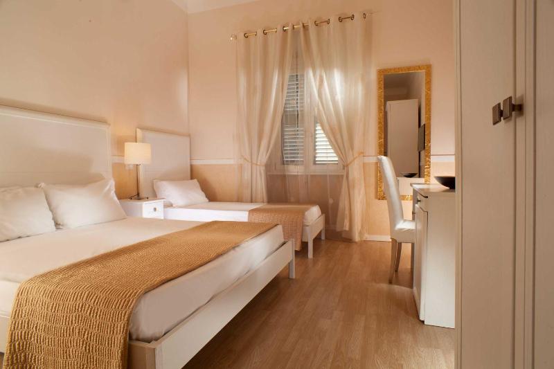 Superior Triple Room image 4