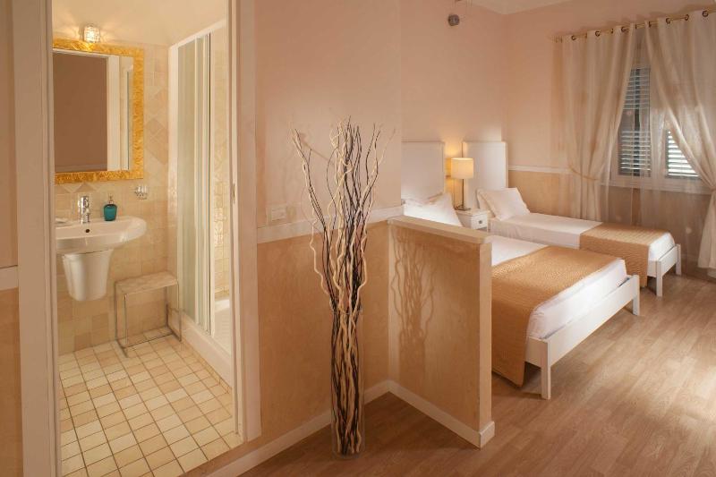 Superior Triple Room image 3