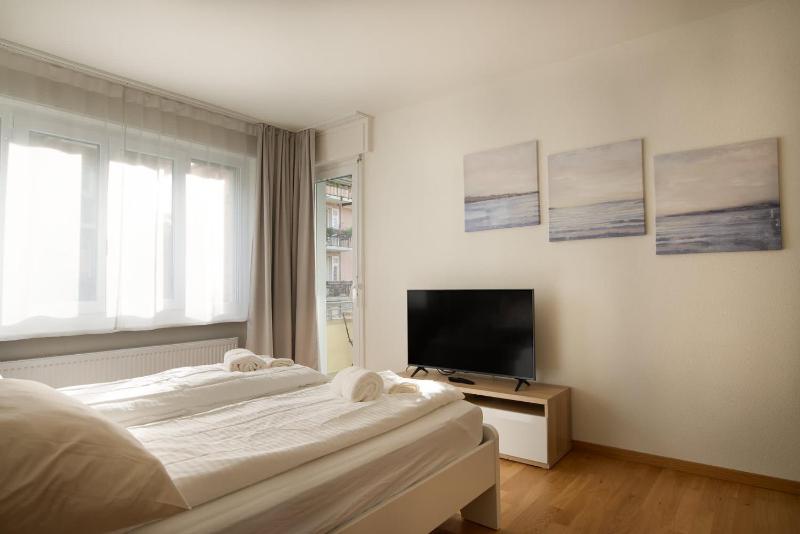 Modern City Centre Flat with Balcony - image 16