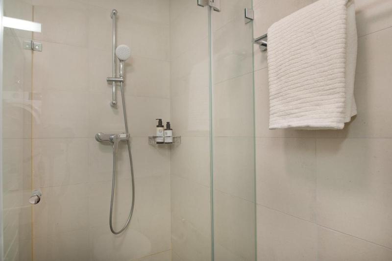 Modern City Centre Flat with Balcony - image 12