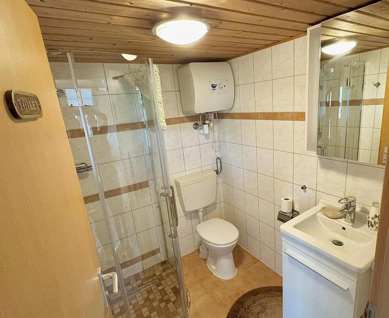 Huhnhaus – Rustikales Blockbohlenhaus Zinnowitz - image 3