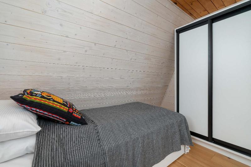 Spacious Family House with Parking and 5 Bedrooms by Noclegi Renters - image 20