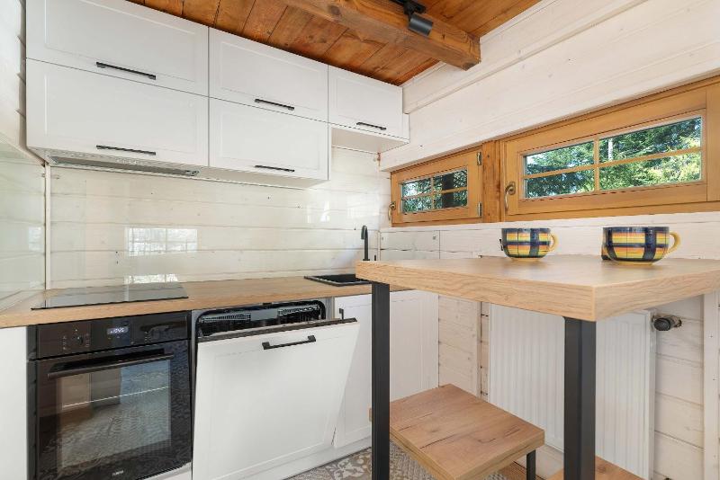 Spacious Family House with Parking and 5 Bedrooms by Noclegi Renters - image 6