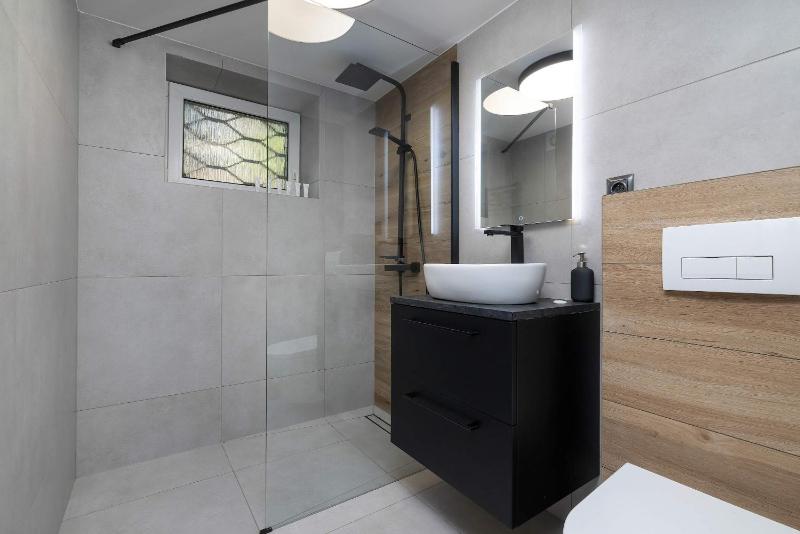 Spacious Family House with Parking and 5 Bedrooms by Noclegi Renters - image 19
