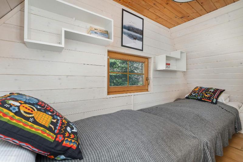 Spacious Family House with Parking and 5 Bedrooms by Noclegi Renters - image 12