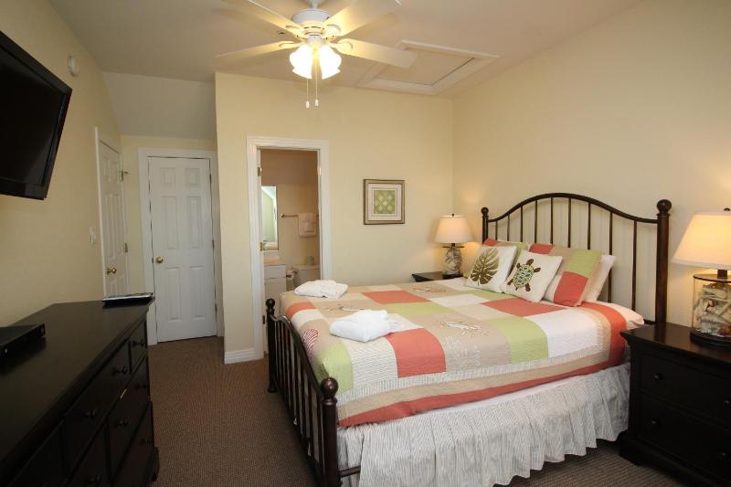 Deluxe Three-Bedroom Apartment image 2