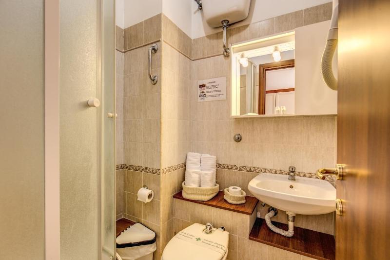 Double Room image 4