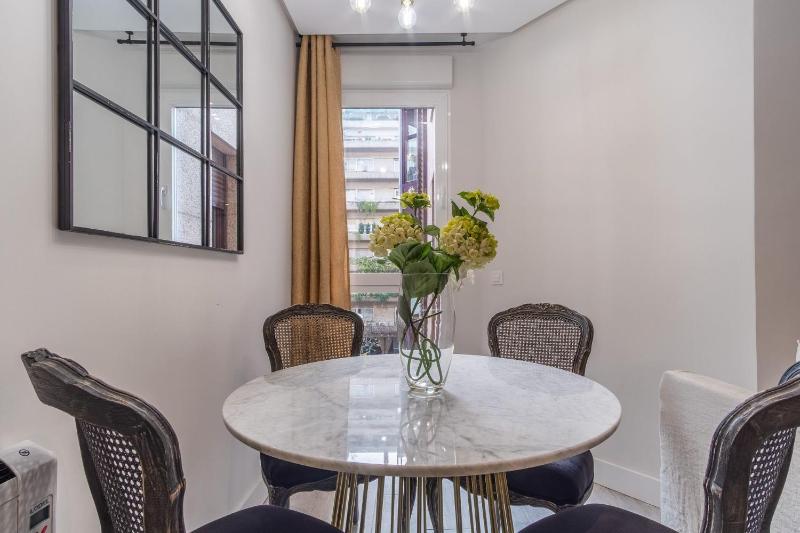 Chic Central Madrid Apartment with Light - image 3