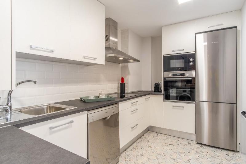 Chic Central Madrid Apartment with Light - image 11