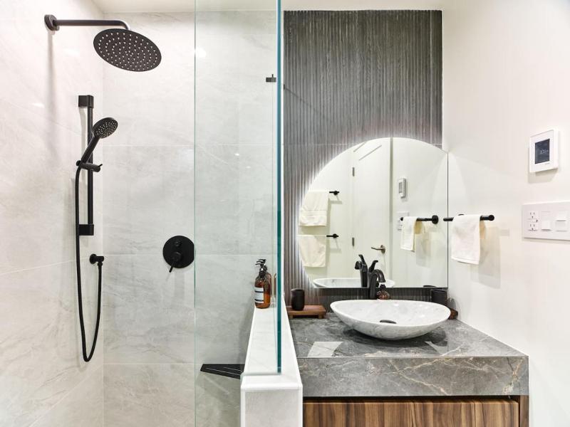 3B Designer Home and Modern Luxury - image 10
