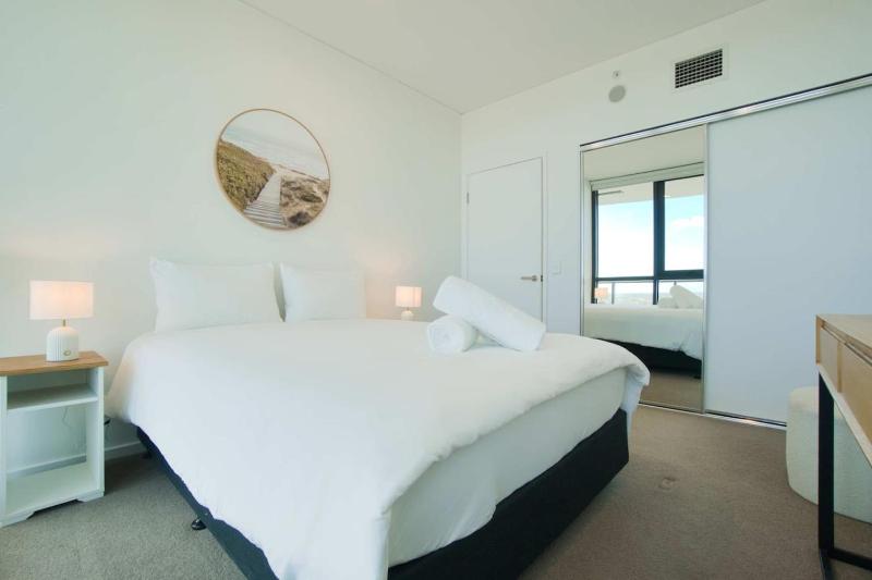 Beautiful City and Sky View 2BR Apt w Pool Gym Sauna - image 7