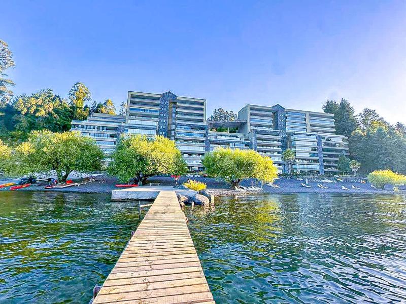 HOM I Dpto Frente al Lago Calefacción Piscina Gym Estacionamiento Muelle privado - image 14