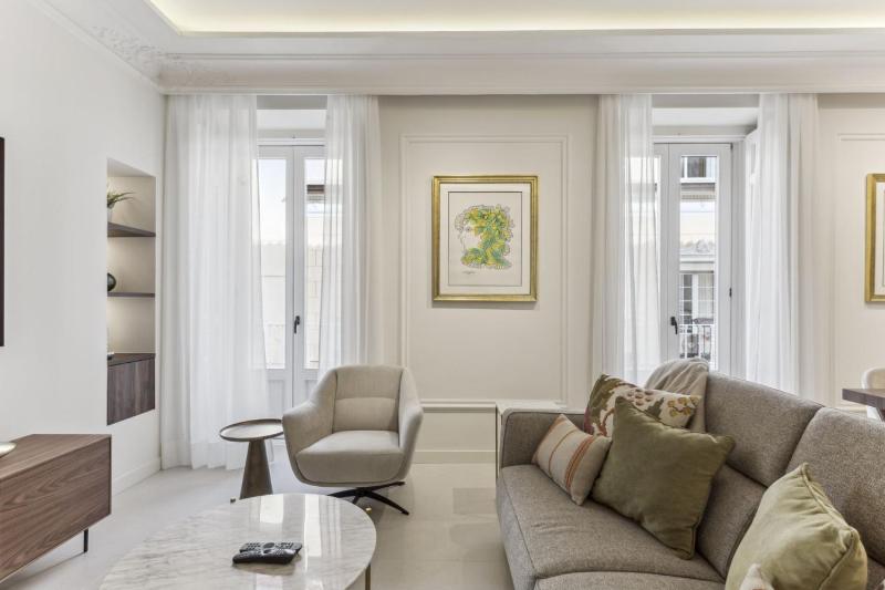 Stylish 3BR Apartment in Madrid - image 10