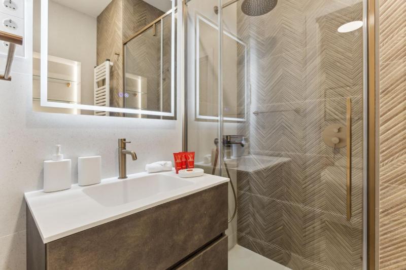 Stylish 3BR Apartment in Madrid - image 5