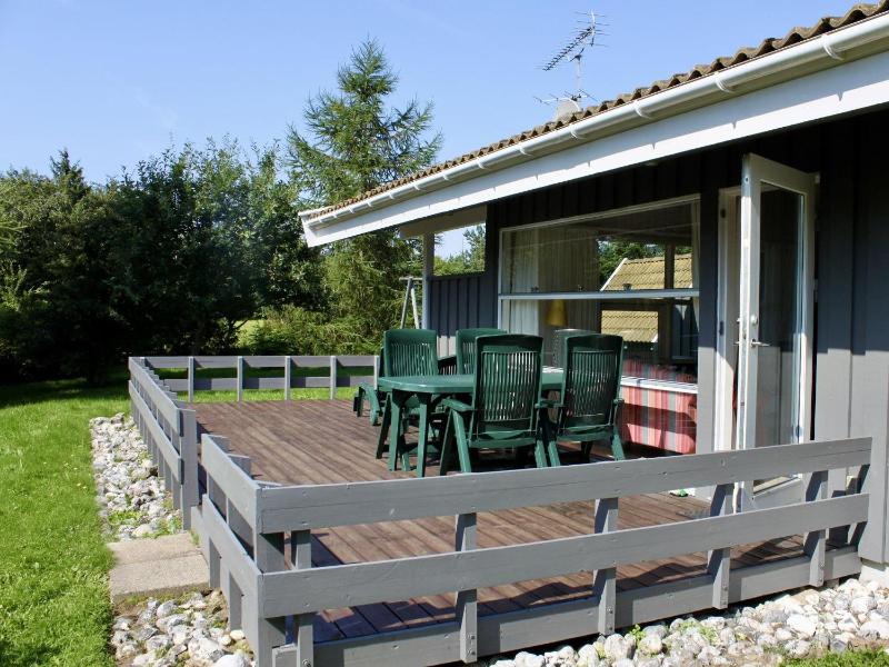Ferienhaus-mit-grossen-Fensterfronten-Terrasse-und-viel-Licht - image 2