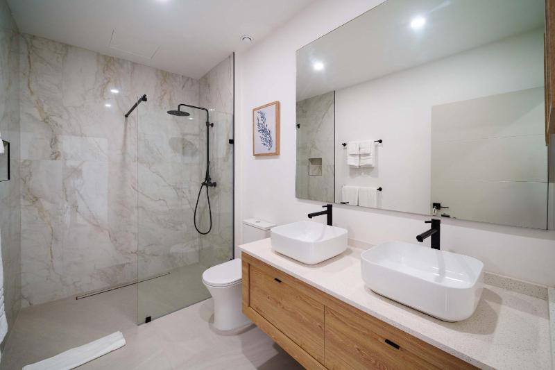 Elegant 3BR Pool Villa Beach 5min Holetown - image 10