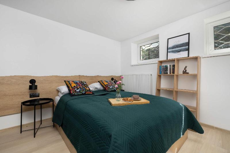 Spacious Family House with Parking and 5 Bedrooms by Noclegi Renters - image 27