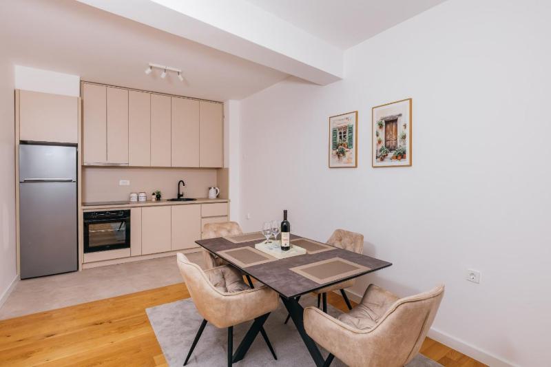 Lux apartments Bar - image 4
